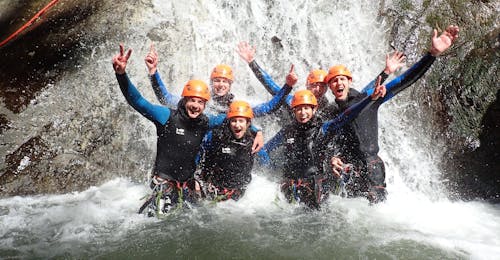 Canyoning voor gevorderden in de canyon van Montmin bij Annecy met Terréo Canyoning Annecy Een groep vrienden die deelnemen aan Canyoning "Sensation" - Canyon de Montmin met Térreo Canyoning genieten van de waterval.