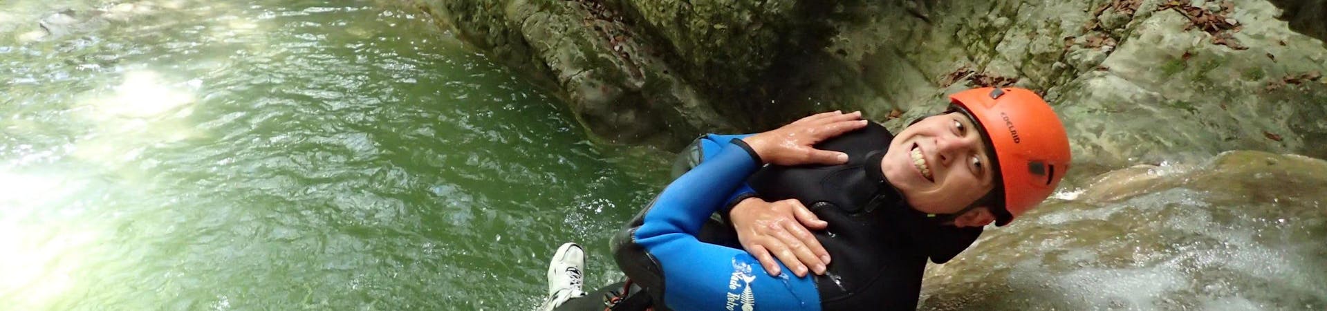 Un participant de Canyoning "Découverte" - Canyon d'Angon avec Terréo Canyoning descend la cascade.