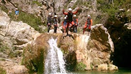Eine Person springt beim Canyoning im Río Verde in Otívar für Fortgeschrittene.