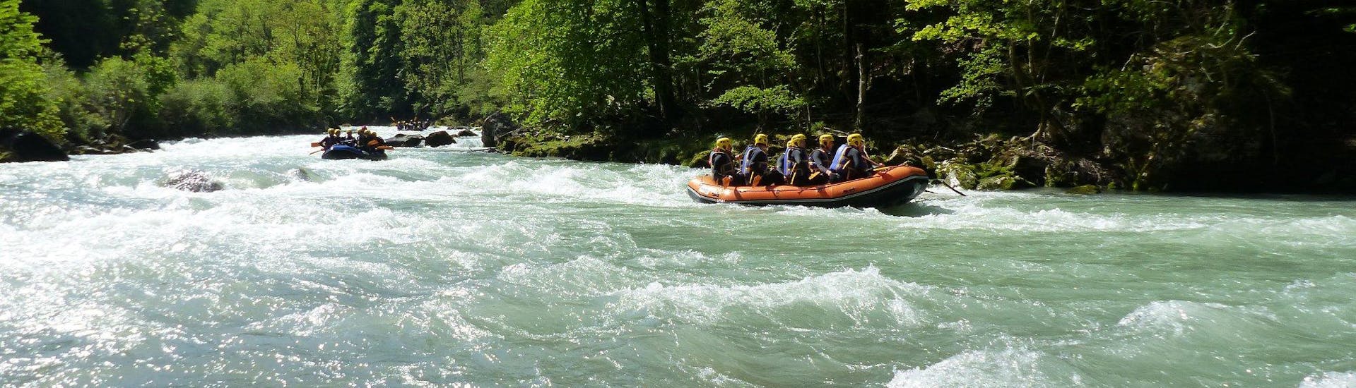 Un groupe d'amis participe à une descente Rafting sur la Dranse -  Spéciale avec AN Rafting Haute Savoie.