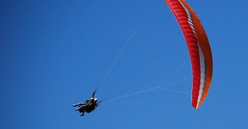 tandem-paragliding-sensation-prevol A paragliding pilot is doing acrobatics during their Tandem Paragliding "Sensation" - Chartreuse with Prévol Parapente.