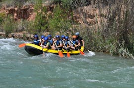A family rafting down the Cabriel River in an activity provided by Cabriel Roc.