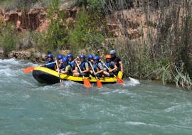 A family rafting down the Cabriel River in an activity provided by Cabriel Roc.
