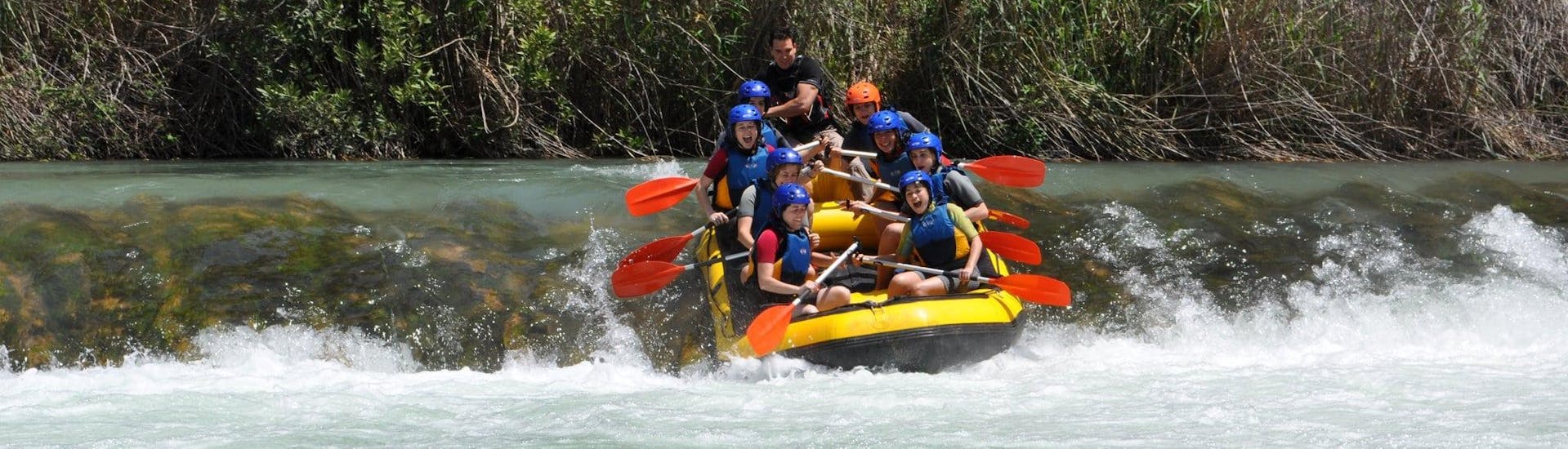 Participantes bajando en balsa el río Cabriel en una actividad ofrecida por Cabriel Roc.