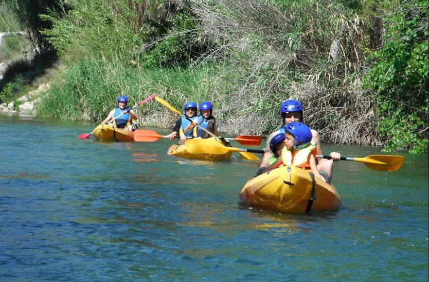 Participants canoeing down the Cabriel River in an activity provided by Cabriel Roc.