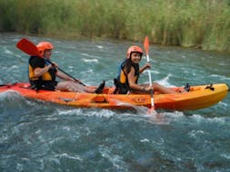 Participantes bajando en canoa el río Cabriel en una actividad ofrecida por Cabriel Roc
