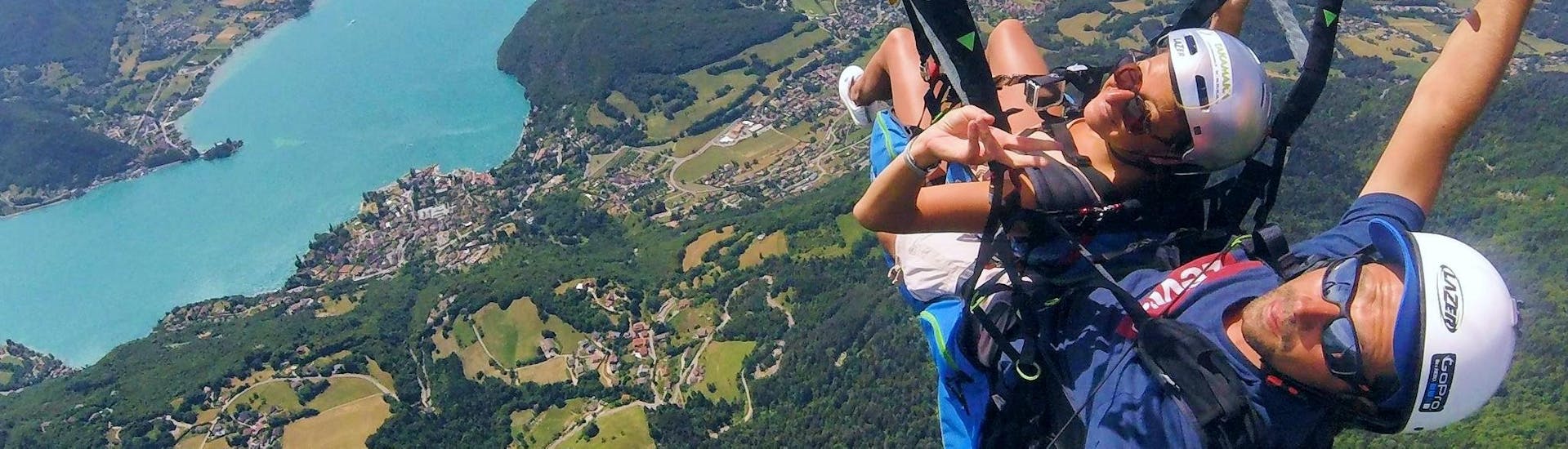 Eine Frau fliegt über Annecy während ihres Tandem Paragliding am Annecy-See - Sensation mit Takamaka Annecy.