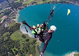 Baptême de parapente au Lac d'Annecy - Sensation avec Takamaka Annecy Un homme profite des acrobaties de son Baptême de parapente au Lac d'Annecy - Sensation avec Takamaka Annecy.