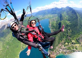A woman enjoys her Tandem Paragliding at Lake Annecy - Performance with Takamaka Annecy.