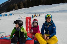Kinderen pauzeren tijdens de kinderskilessen "Bünda" (5-10 jaar) voor gevorderden bij de Zwitserse skischool van Davos.