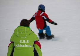 Kind auf dem Snowboard mit dem Snowboard Privatlehrer für Kinder & Erwachsene - Alle Levels