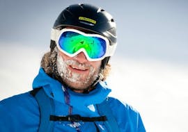 Glücklicher Wintersportler im Schnee beim Ski Privatlehrer für Erwachsene - Alle Levels