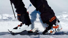 Skifahrer zeigt seine Ausrüstung im Schnee während des Skitourenkurses - Anfänger mit der Skischule Freedom Snowsports.
