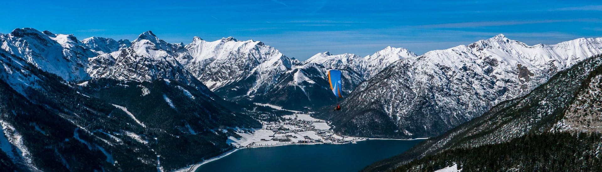 Tandem Paragliding am Achensee - "Winterflug mit Skistart".