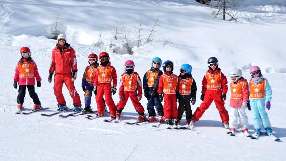 Children during a kids ski lesson with ESF Les Orres. 