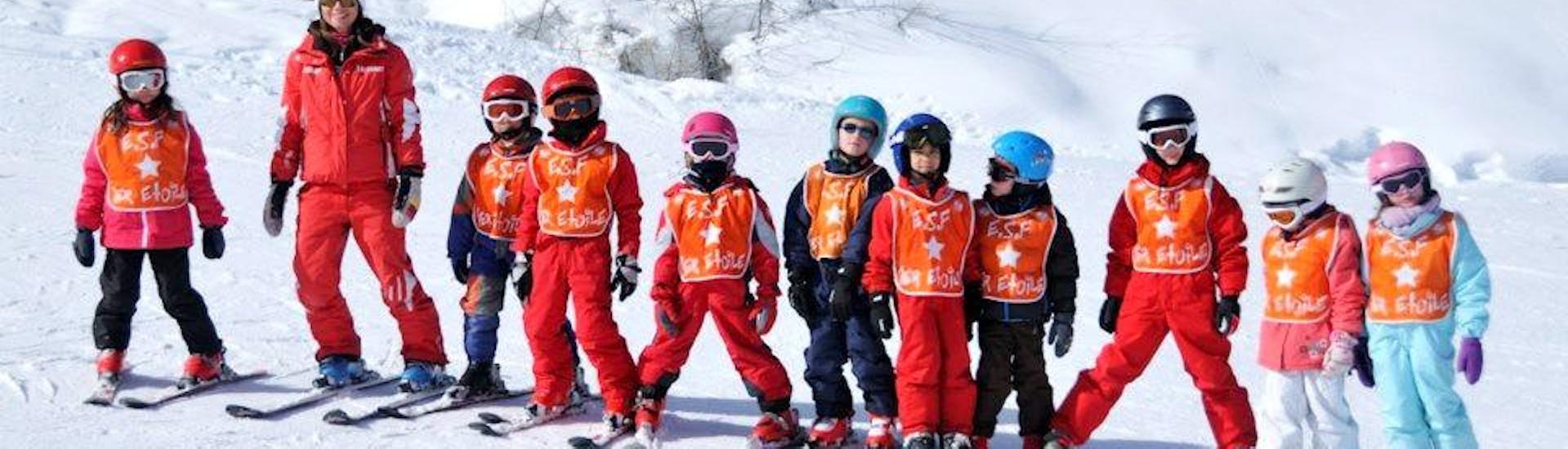 Des enfants pendant un cours de ski pour enfants avec l'ESF Les Orres. 