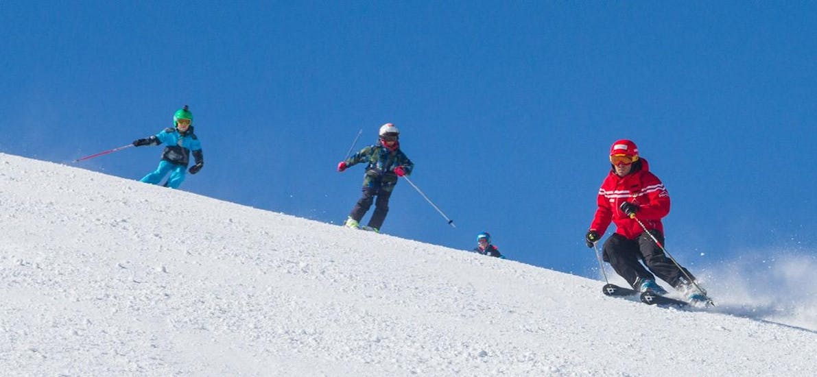 Der Skilehrer der Sertorelli Skischule Bormio ist bei den Kindern des Kinderskikurses mit Erfahrung dabei.