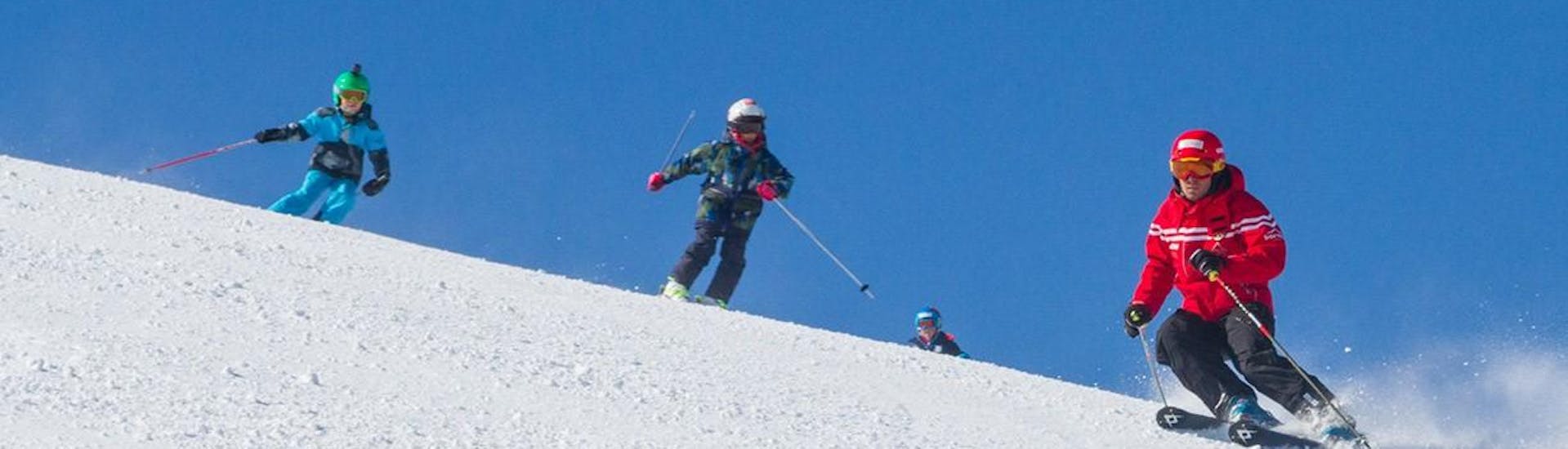 The ski instructor from Sertorelli Ski School Bormio is with the kids of the kids ski lessons with experience.