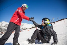 Il maestro di snowboard della Scuola di Sci Sertorelli Bormio è con un partecipante dell lezioni private di snowboard per tutte le età e i livelli.