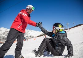Der Snowboardlehrer der Sertorelli Skischule Bormio ist während des privaten Snowboardkurses für Kinder und Erwachsene bei den Teilnehmern.