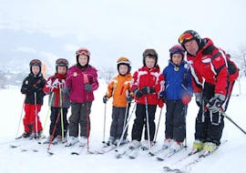 Kinder posieren für das Foto im Skikurs für Kinder (5-15 Jahre) - Anfänger
