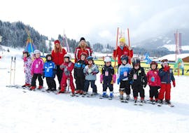 Große Kindergruppe posiert für Foto im Skikurs für Kinder (5-15 Jahre) - Fortgeschritten