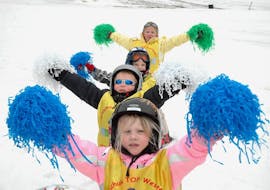 Kinder spielen mit Pompons im Skikurs für Kinder "Bambini" (3-4 Jahre) - Anfänger