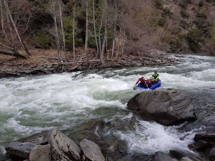 Una pareja desciende el río Noguera Pallaresa durante su excursión de rafting en familia con La Rafting Company.