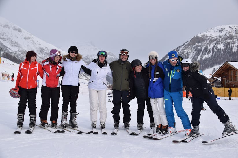 Partecipanti in posa per una foto a Livigno dopo una delle lezioni di sci per adulti a tutti i livelli. 