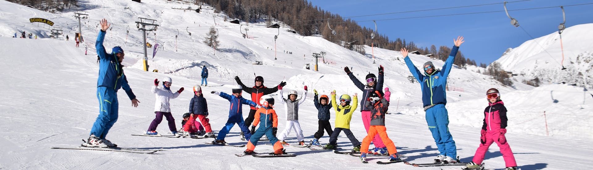 Tutti sono felici a Livigno durante una delle lezioni di sci per bambini di tutti i livelli. 