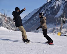Grande giornata a Livigno per una delle lezioni di snowboard per bambini e adulti di tutti i livelli.