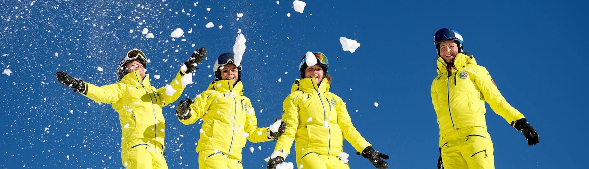 I maestri di sci si divertono sulla neve - Lezioni private di sci per adulti di tutti i livelli.