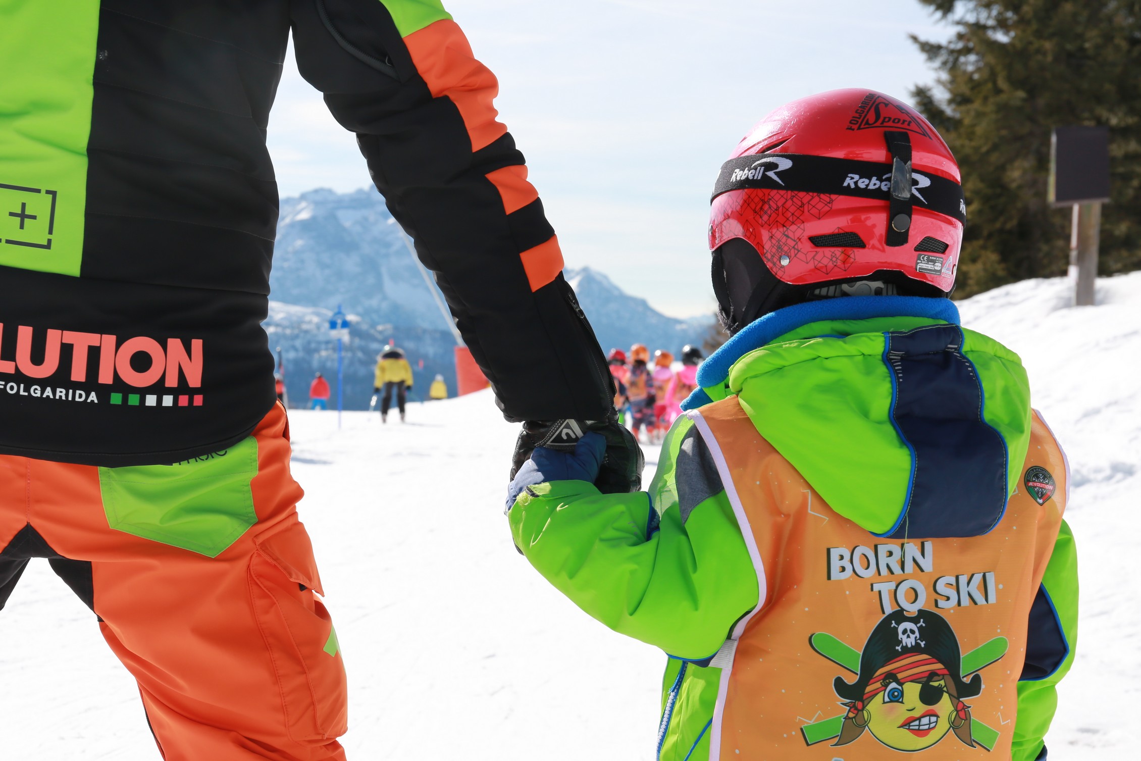 Ein Privater Kinder Skikurs - Alle Levels der Skischule Scuola di Sci Aevolution Folgarida sind gerade fertig, Lehrer und Kind lächeln.