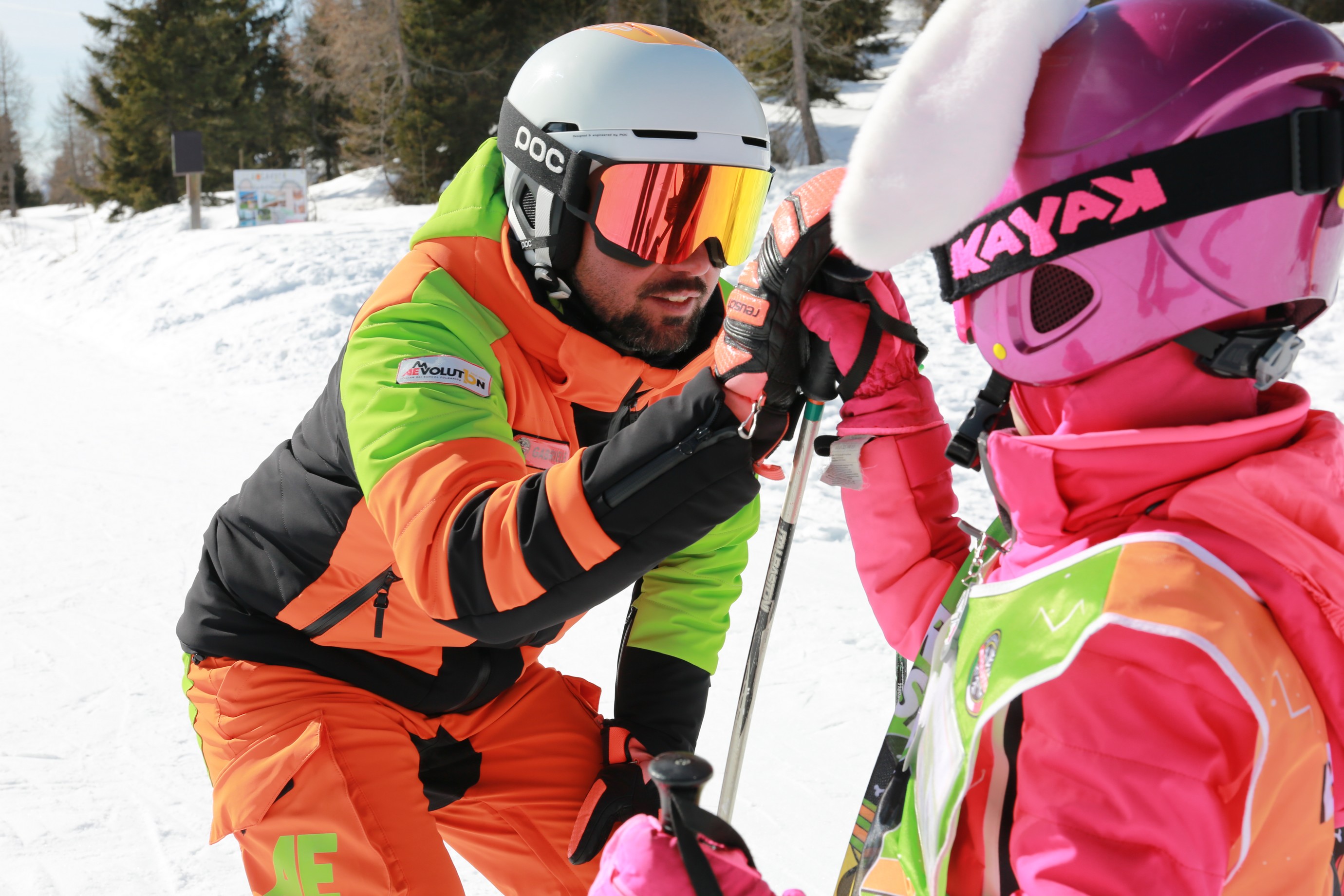 Moniteur de ski et enfant sur le télésiège commençant l'un des cours particuliers de ski pour enfants de tous niveaux à Folgarida.
