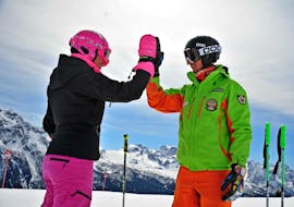 High five on the slopes of Folgarida during one of the private ski lessons for adults of all levels.