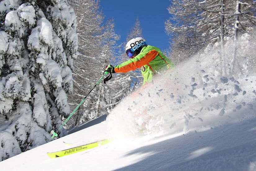 Skileraar vermaakt zich op verse sneeuw tijdens een van de off-piste skilessen voor skiërs met ervaring in Folgarida.