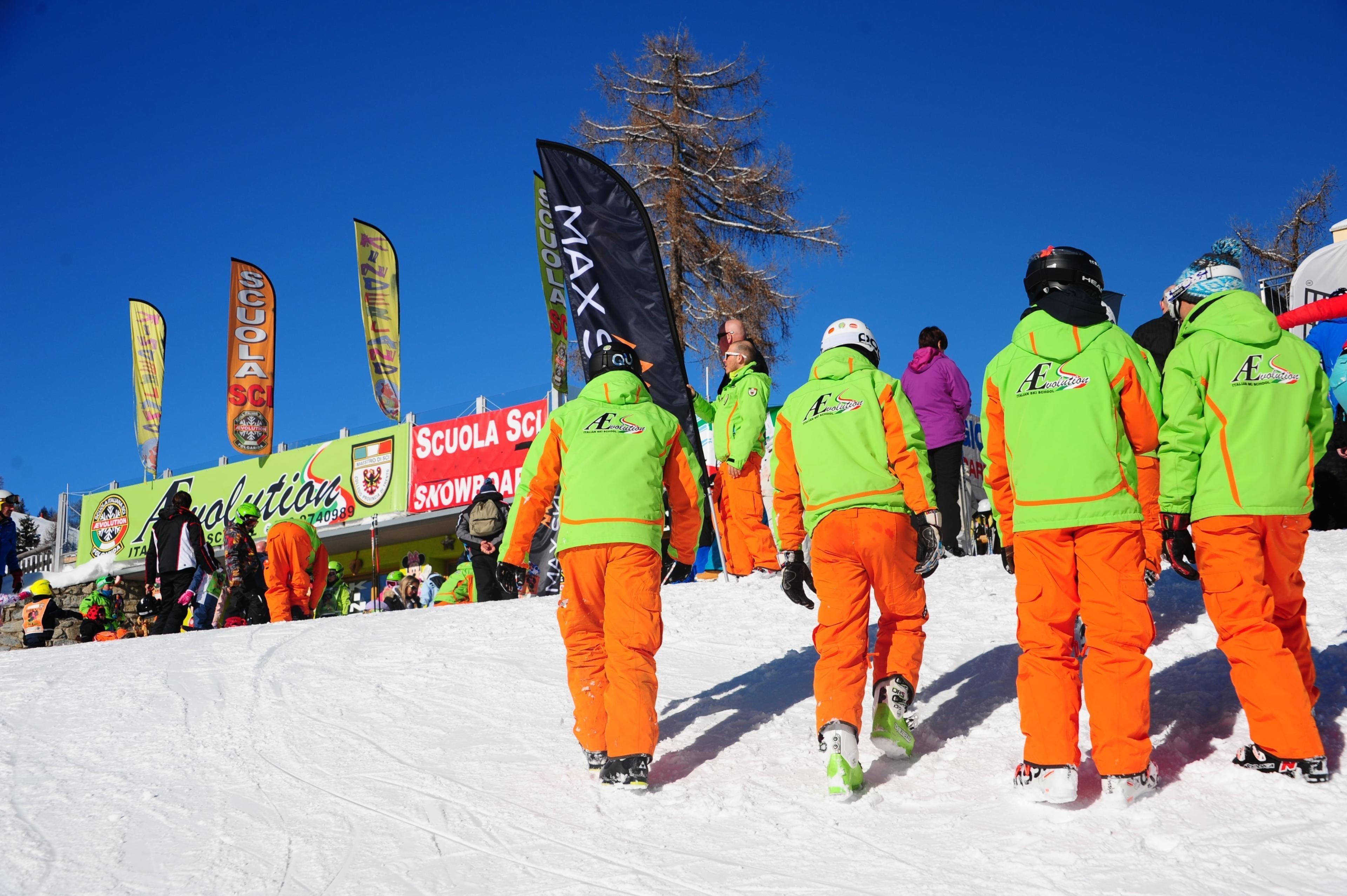 Private Freestyle Skiing Lessons - All Levels of the Ski School Scuola di Sci Aevolution Folgarida are finished, the ski instructors return to the ski school.