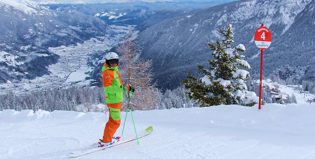 Skileraar geniet van het uitzicht op Folgarida vóór een van de privélessen freestyle skiën voor alle niveaus.