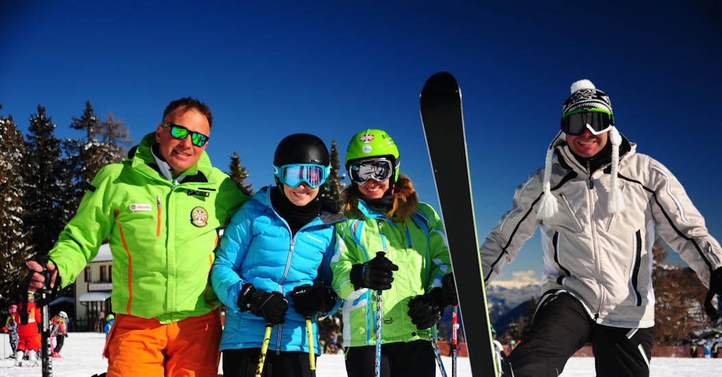Tijdens de skilessen voor volwassenen - alle niveaus van de Skischool Aevolution Folgarida maken skileraar en leerlingen een foto als herinnering.