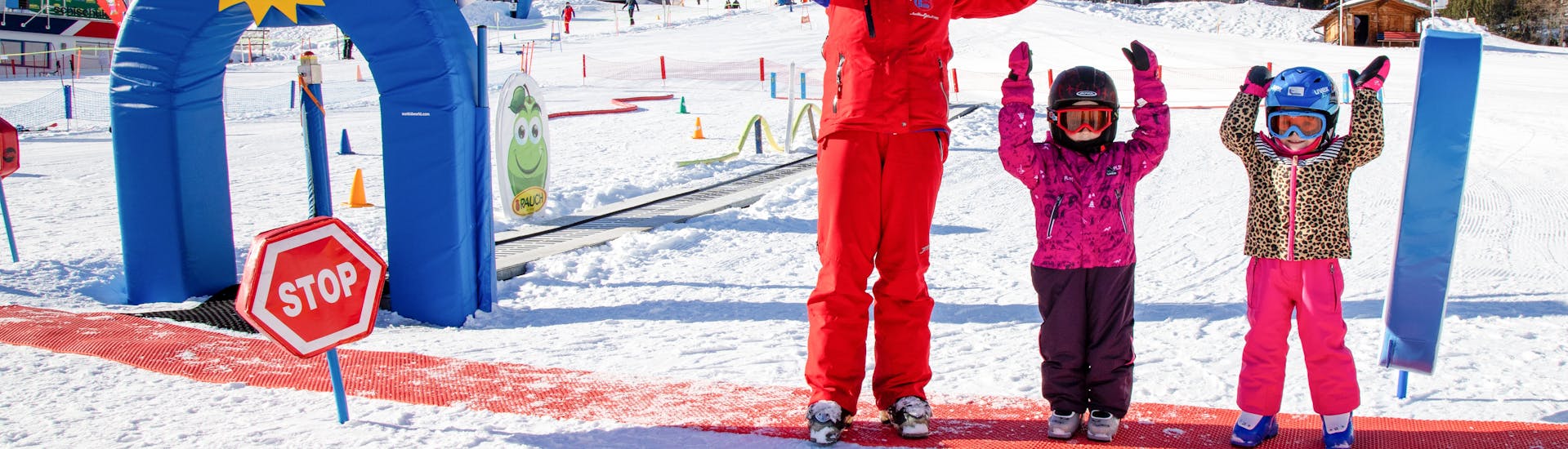 Child laughing in the "Bambini" ski course (3-4 years) - All levels Silvretta Galtür Ski School.