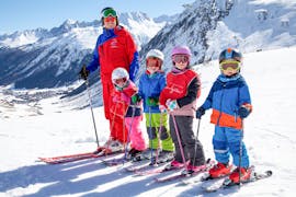 Kindergroep juicht in de skicursus voor kinderen (4-13 jaar) - beginners met Skischule Silvretta Galtür.