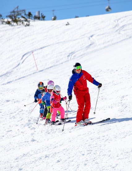 Kindergruppe jubelt im Skikurs für Kinder (4-13 Jahre) - Anfänger mit Skischule Silvretta Galtür.