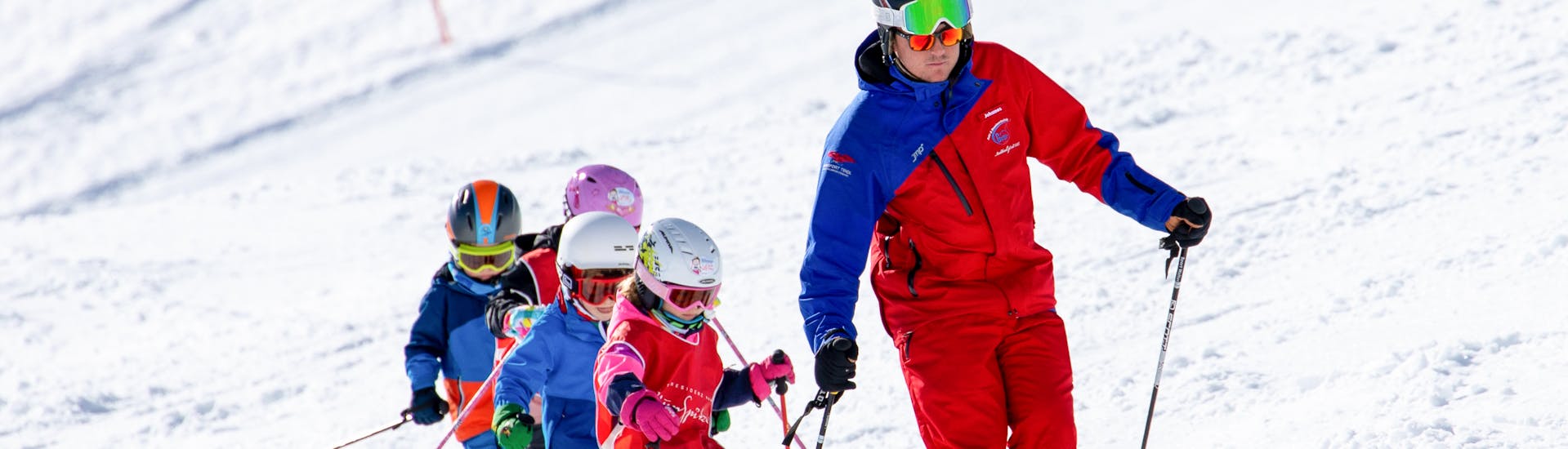 Kindergruppe jubelt im Skikurs für Kinder (4-13 Jahre) - Anfänger mit Skischule Silvretta Galtür.