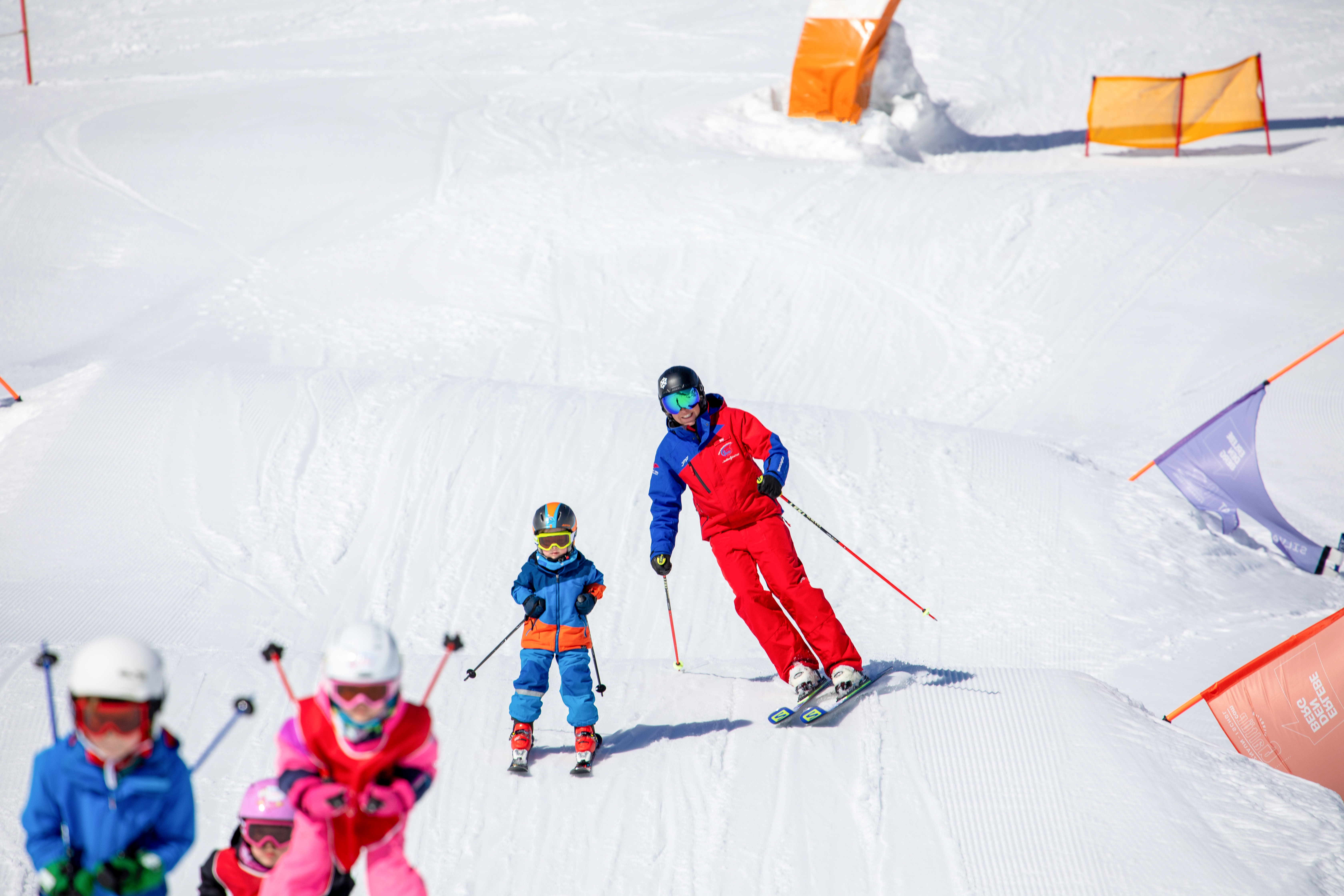 Lezioni di sci per bambini a partire da 4 anni per principianti.