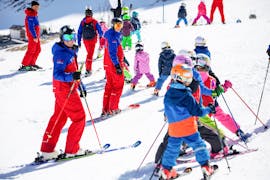 Lachende Kinder posieren für das Foto im Skikurs für Kinder (4-13 Jahre) - Fortgeschritten Skischule Silvretta Galtür.