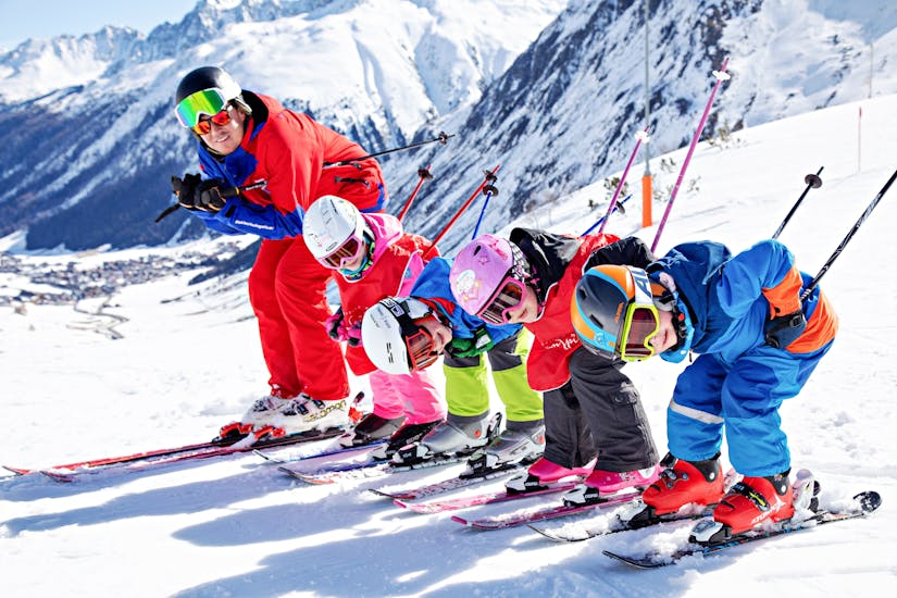 Lachende kinderen poseren voor de foto in de skicursus voor kinderen (4-13 jaar) - gevorderde skischool Silvretta Galtür.