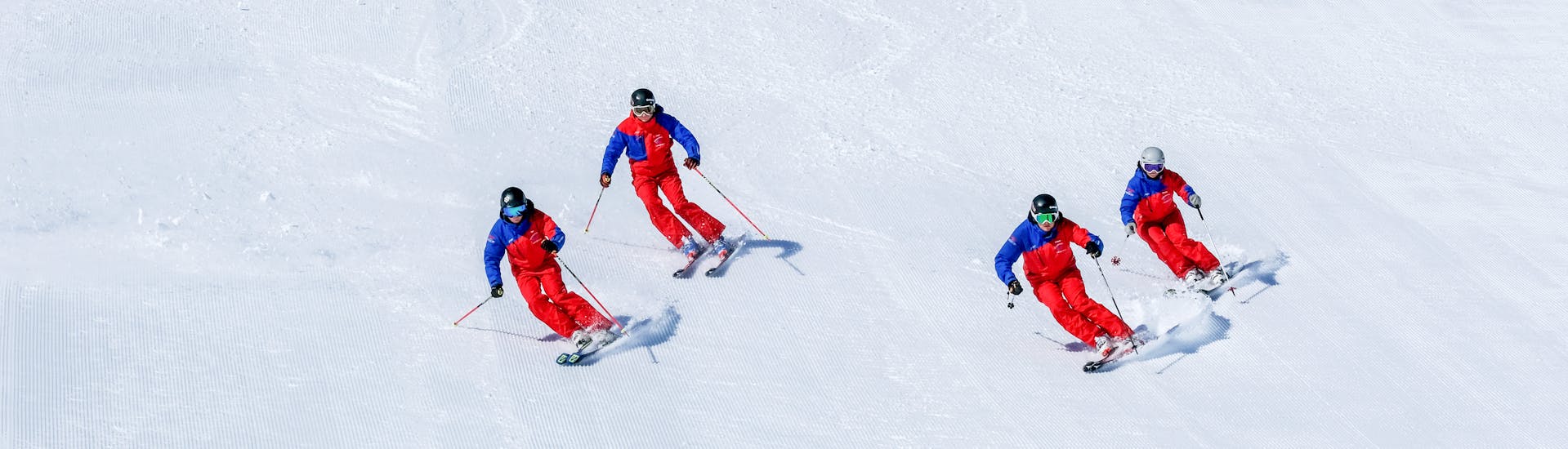 Tieners luisteren naar de skileraar in de skicursus voor tieners (14-17 jaar) - gevorderden.