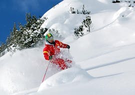 Erwachsener fährt im Pulverschnee im Skikurs für Erwachsene - Fortgeschritten