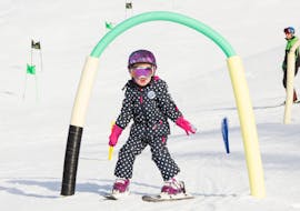A child takes private ski lessons for kids of all levels with the Tiroler Ski School Brixen am Thale.