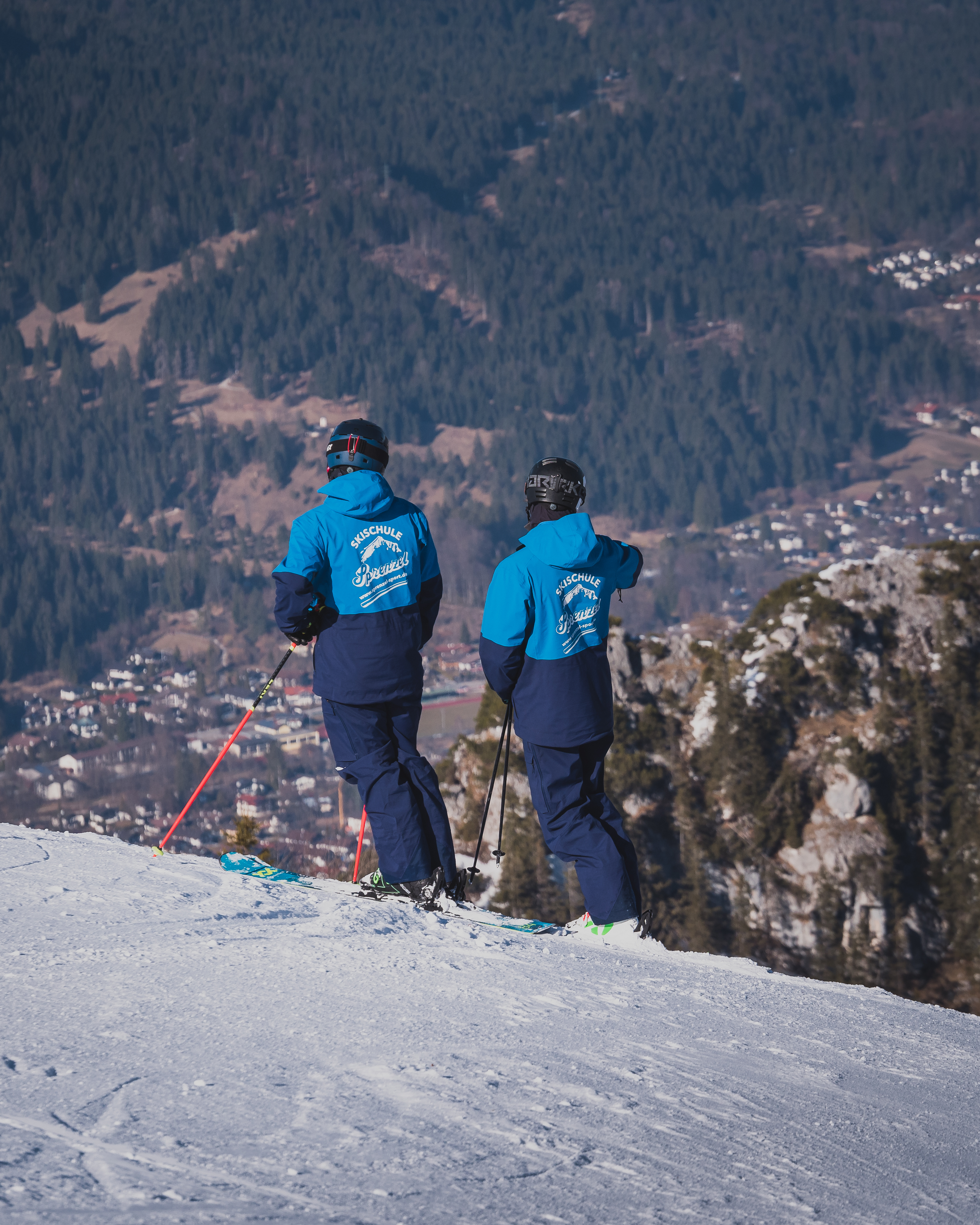 Skiers enjoy the view from the mountain with their Private Ski Guide in Garmisch & Zugspitze of the ski school Skischule Thomas Spenzel.